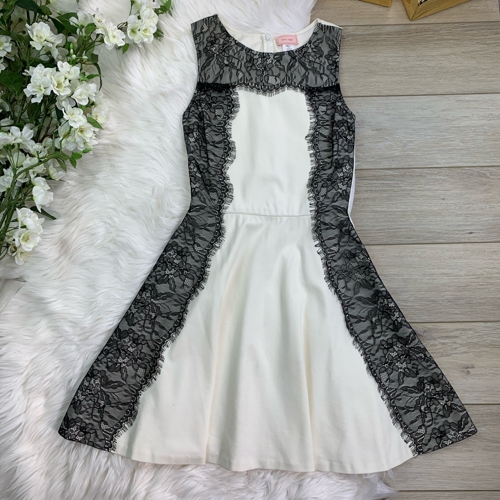 Love...Ady Sleeveless lace fit‎ dress